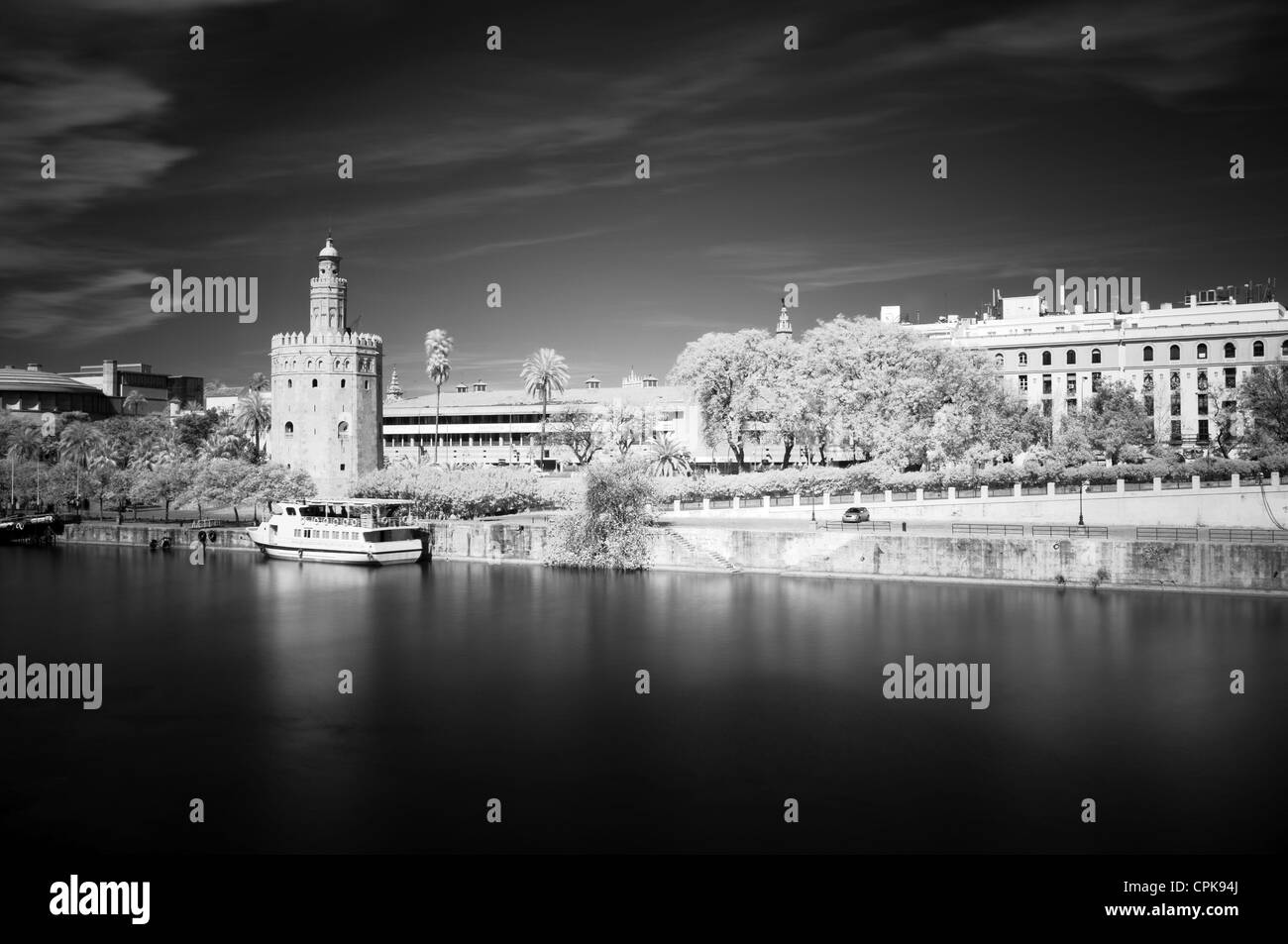 Infrarotbild von Yhe Golden Tower (12. Jahrhundert maurischen Gebäude) durch den Fluss Guadalquivir, Sevilla, Spanien. Stockfoto