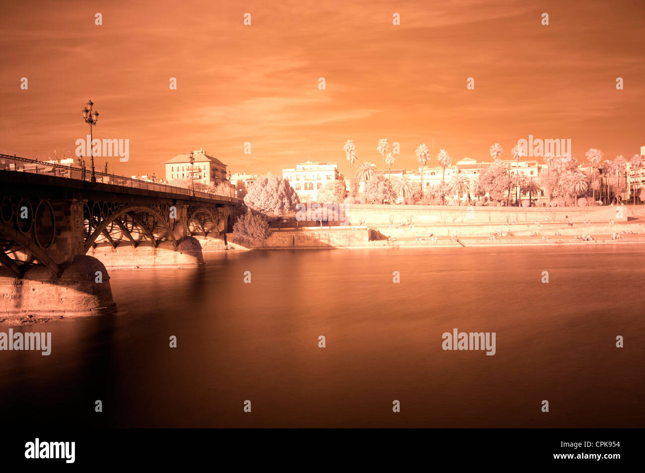 Infrarotbild von Triana-Brücke und Guadalquivir Fluss, Sevilla, Spanien Stockfoto