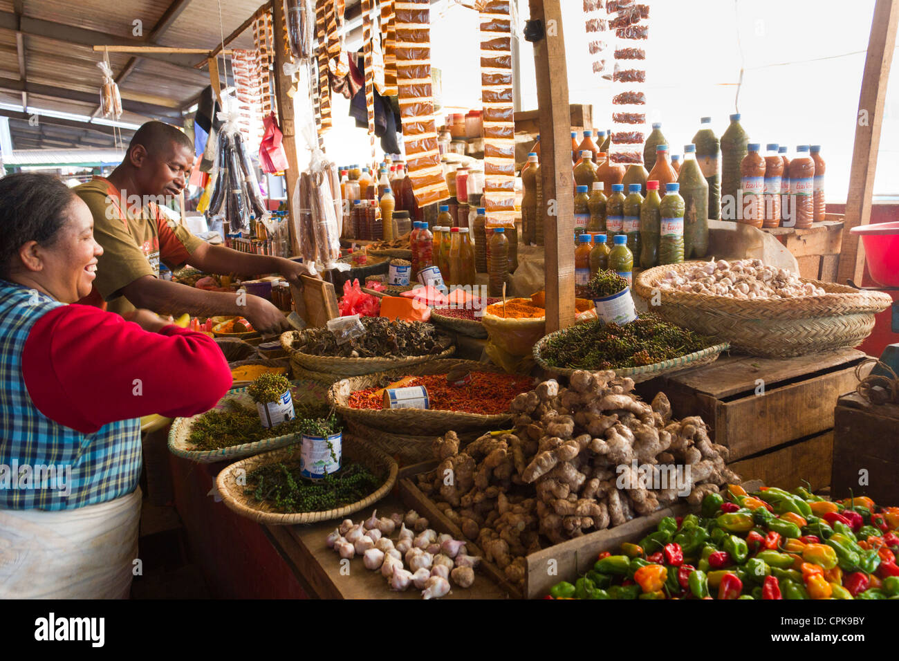 Mann und Frau verkaufen Gemüse und Gewürze, Markt, Antsirabe, Madagaskar  Stockfotografie - Alamy