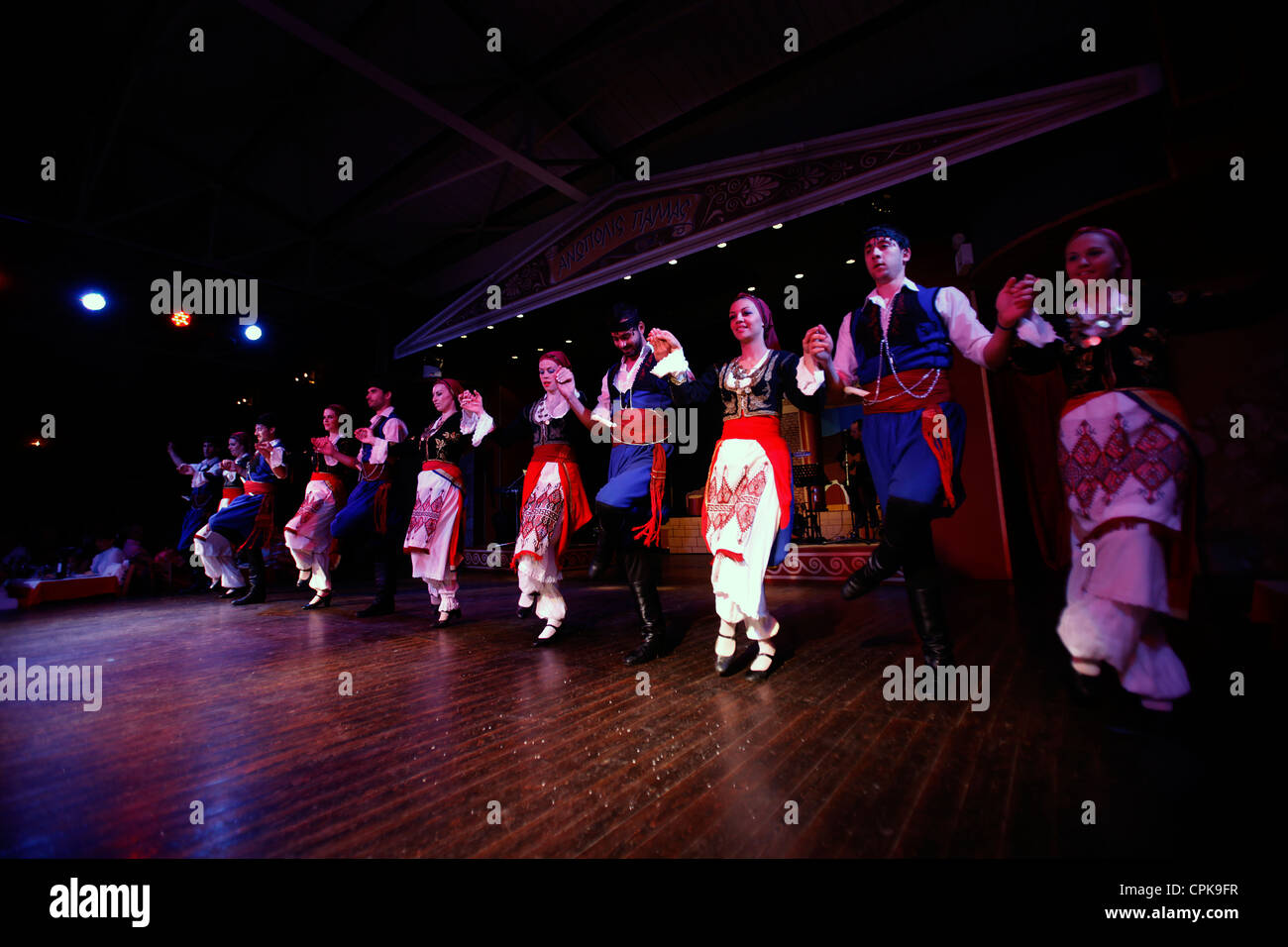 Tänzer im traditionellen griechischen Outfit während einer Vielzahl zeigen in einer Taverne in der Nähe von Hersonissos transkribiert auch als Chersonisos und hersonisos an der Nordküste der Insel Kreta Griechenland Stockfoto