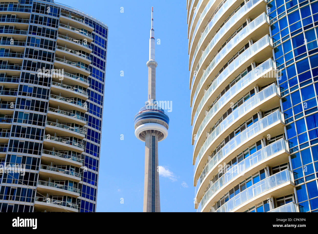 Der CN Tower ist ein Kommunikations- und Aussichtsturm in Downtown Toronto, Ontario, Kanada. Stockfoto
