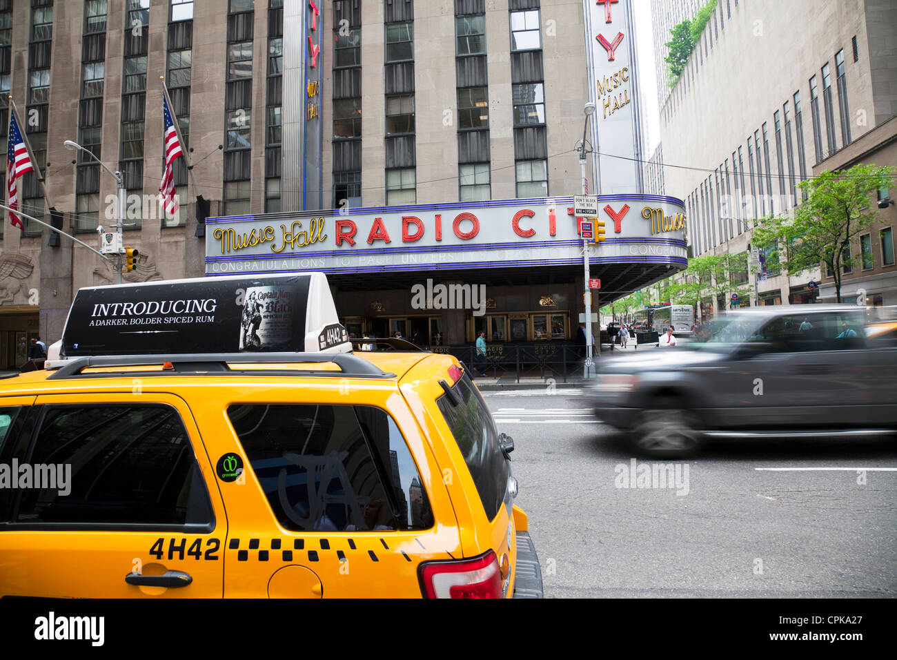 Radio City Music Hall Manhattan New York City New York USA äußere des Gebäudes außen Tag Zeit gelbe Kabine vorbei Stockfoto