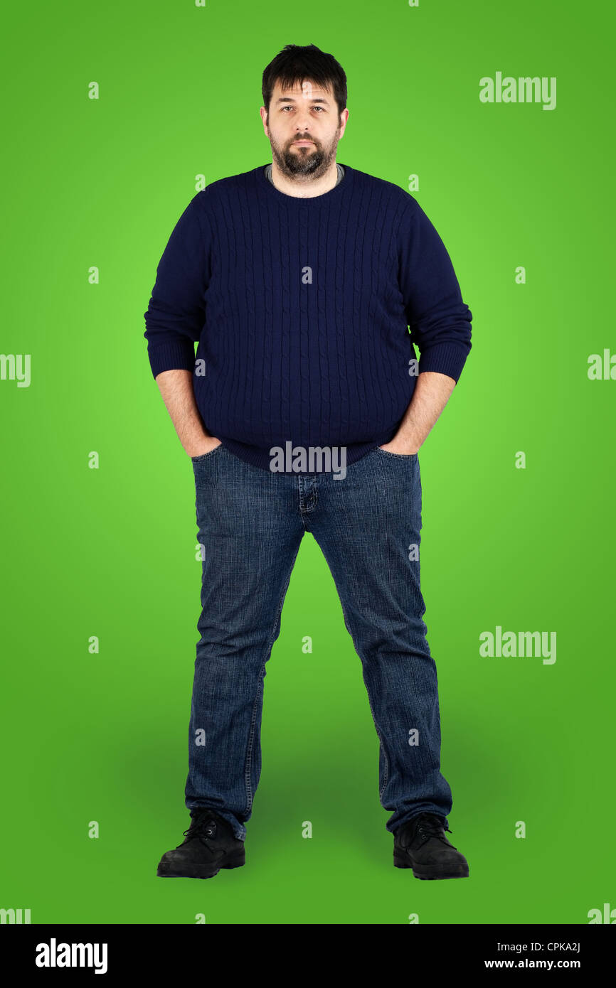 Komplette Stelle erschossen von einem großen Mann, Blick in die Kamera, echte gewöhnliche mittleren Alter Mann mit Gewichtproblem vor green-screen Stockfoto