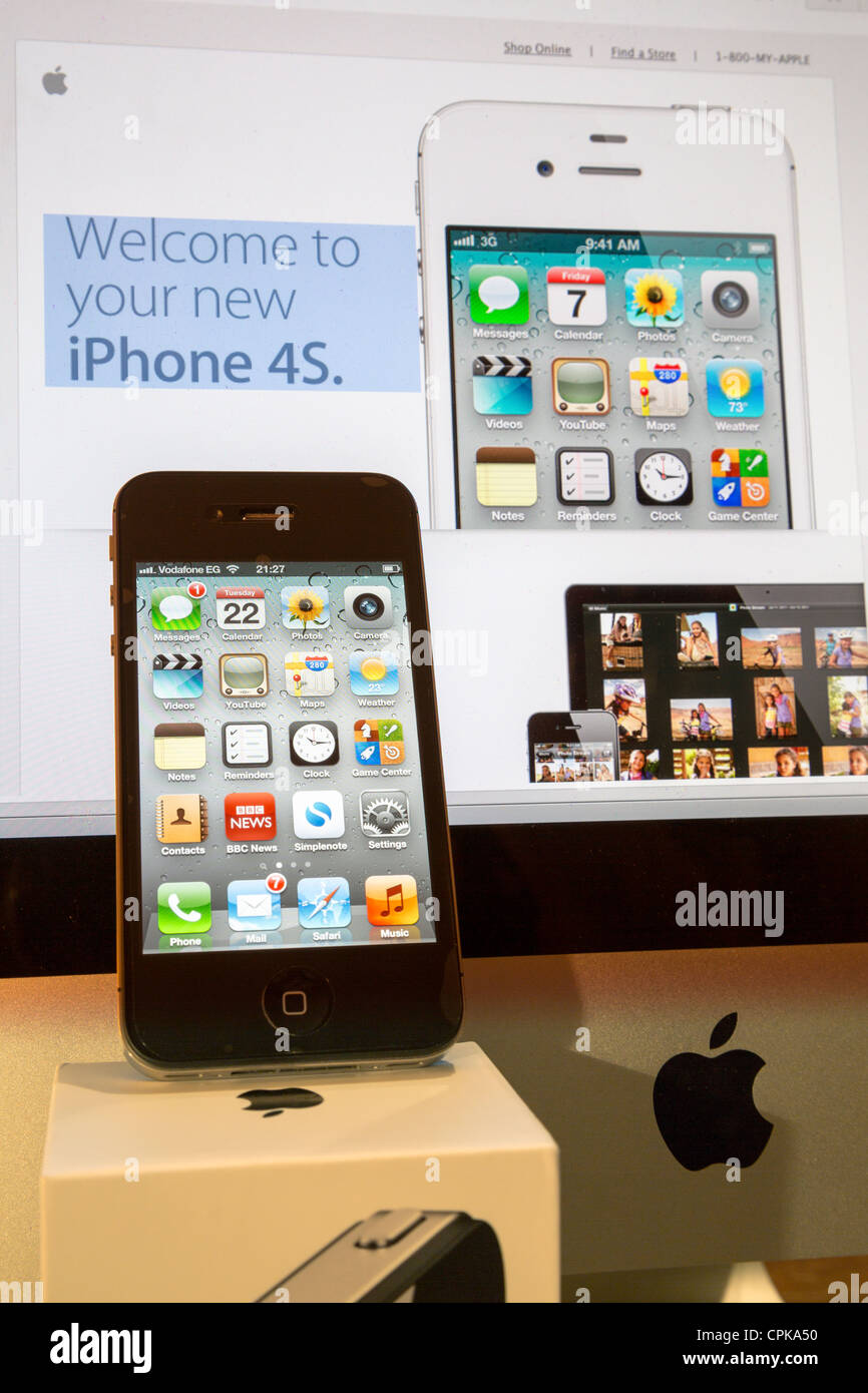 neue Apple iPhone 4 s auf Box neben Willkommens-Bildschirm auf Apple-Website Apple iMac Stockfoto