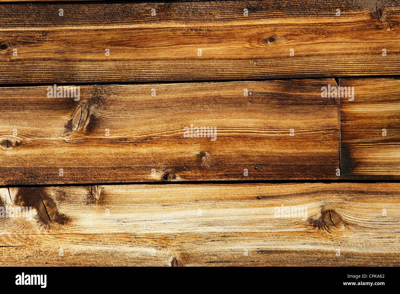 Verwitterte Holzbohle eine alte Hütte, tolle Hintergrund und Textur, alle Details sichtbar. Stockfoto