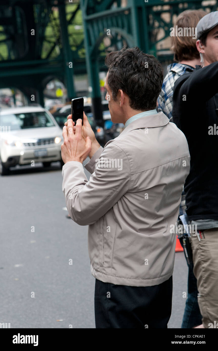 Ben Stiller, der Regie und Hauptrolle in The Secret Leben des Walter Mitty gesehen hier überprüfen Video hat er auf seinem Handy geschossen. Stockfoto