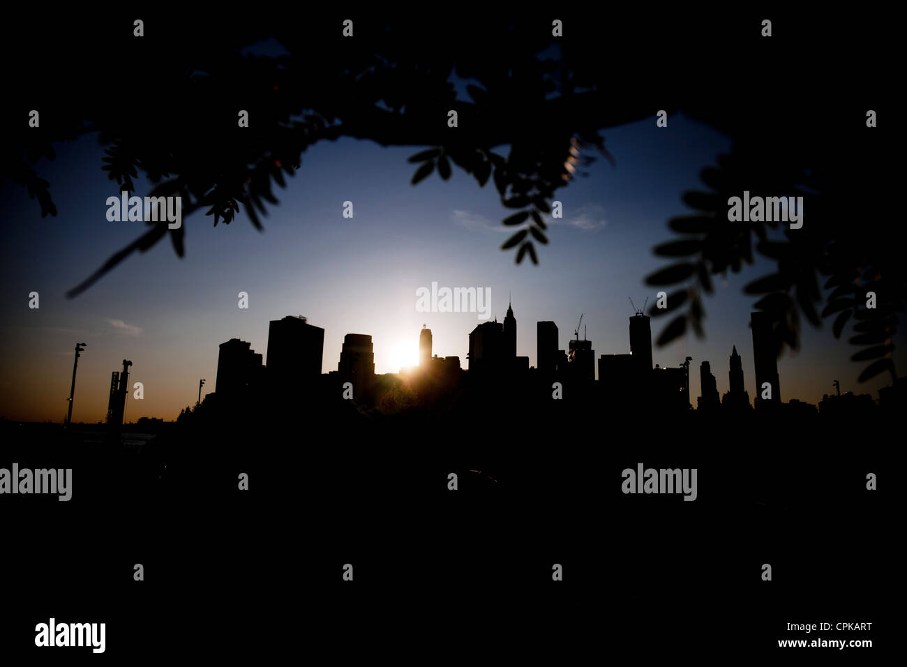 Silhouette von New York City Manhattan Skyline Symbol Ikone aus Brooklyn mit Bäumen Rahmen moderne Städte Bauten Stockfoto