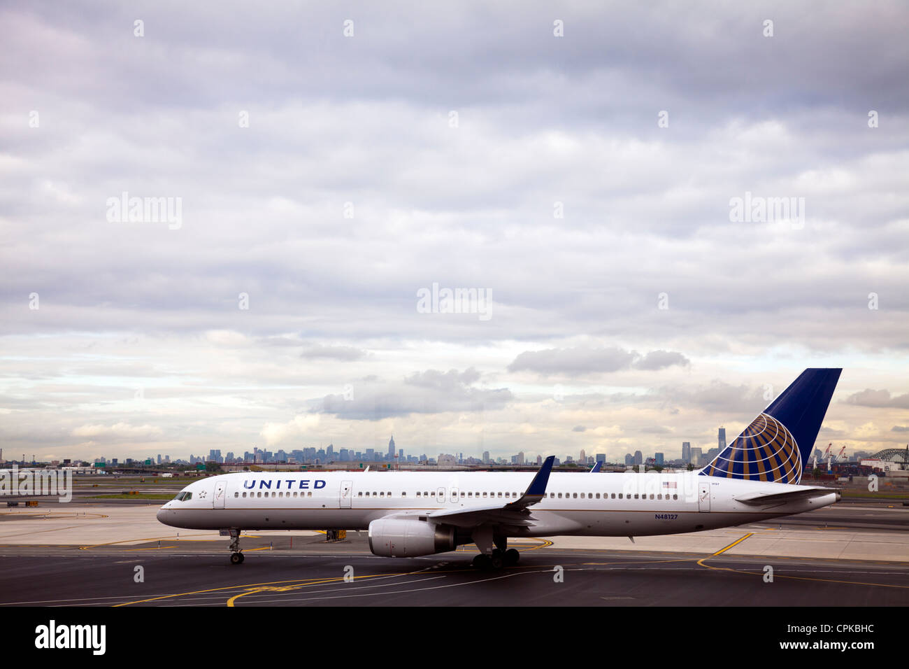 United Airlines Flugzeug auf Asphalt mit Manhattan Skyline im Hintergrund New York City Newark Airport, United Airlines, United Airlines Flug-, United Stockfoto