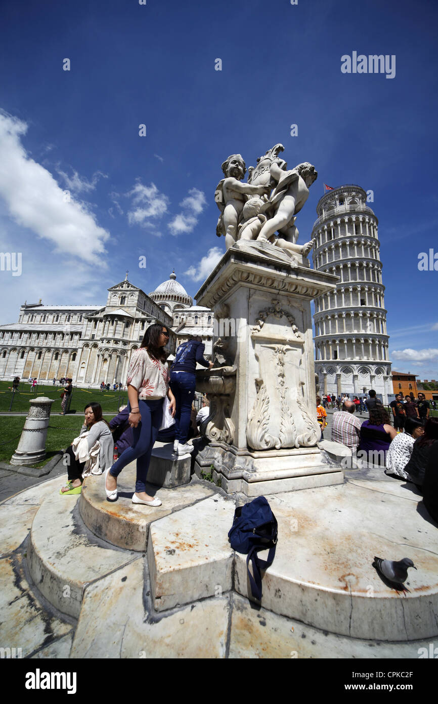 CHERUB ANGEL STATUE St. Marien Dom & SCHIEFEN Turm PISA Toskana Italien 8. Mai 2012 Stockfoto