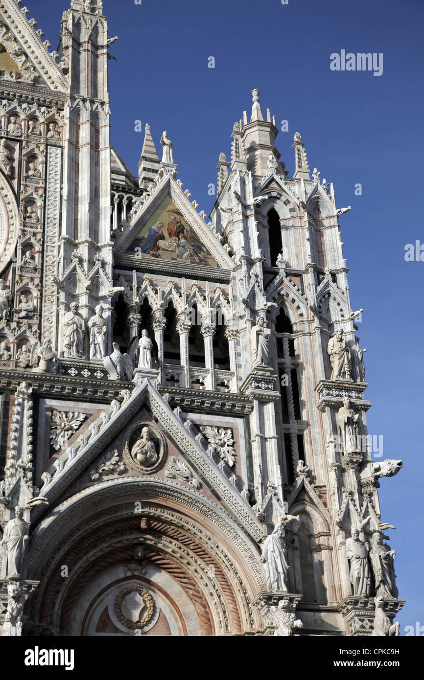 Schnitzereien ON Kathedrale von SIENA Fassade SIENA Toskana Italien 10. Mai 2012 Stockfoto