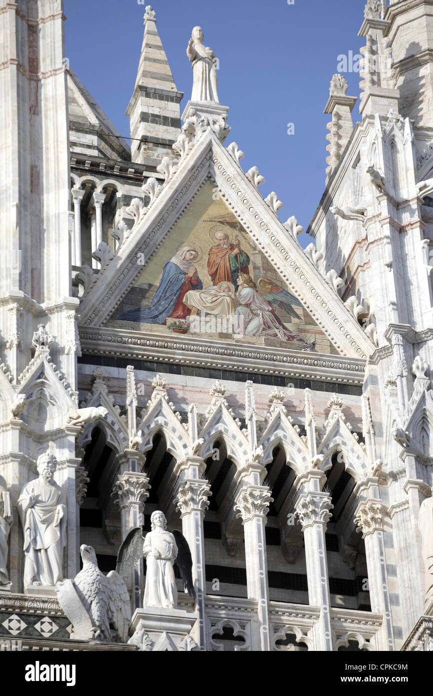 Schnitzereien ON Kathedrale von SIENA Fassade SIENA Toskana Italien 10. Mai 2012 Stockfoto