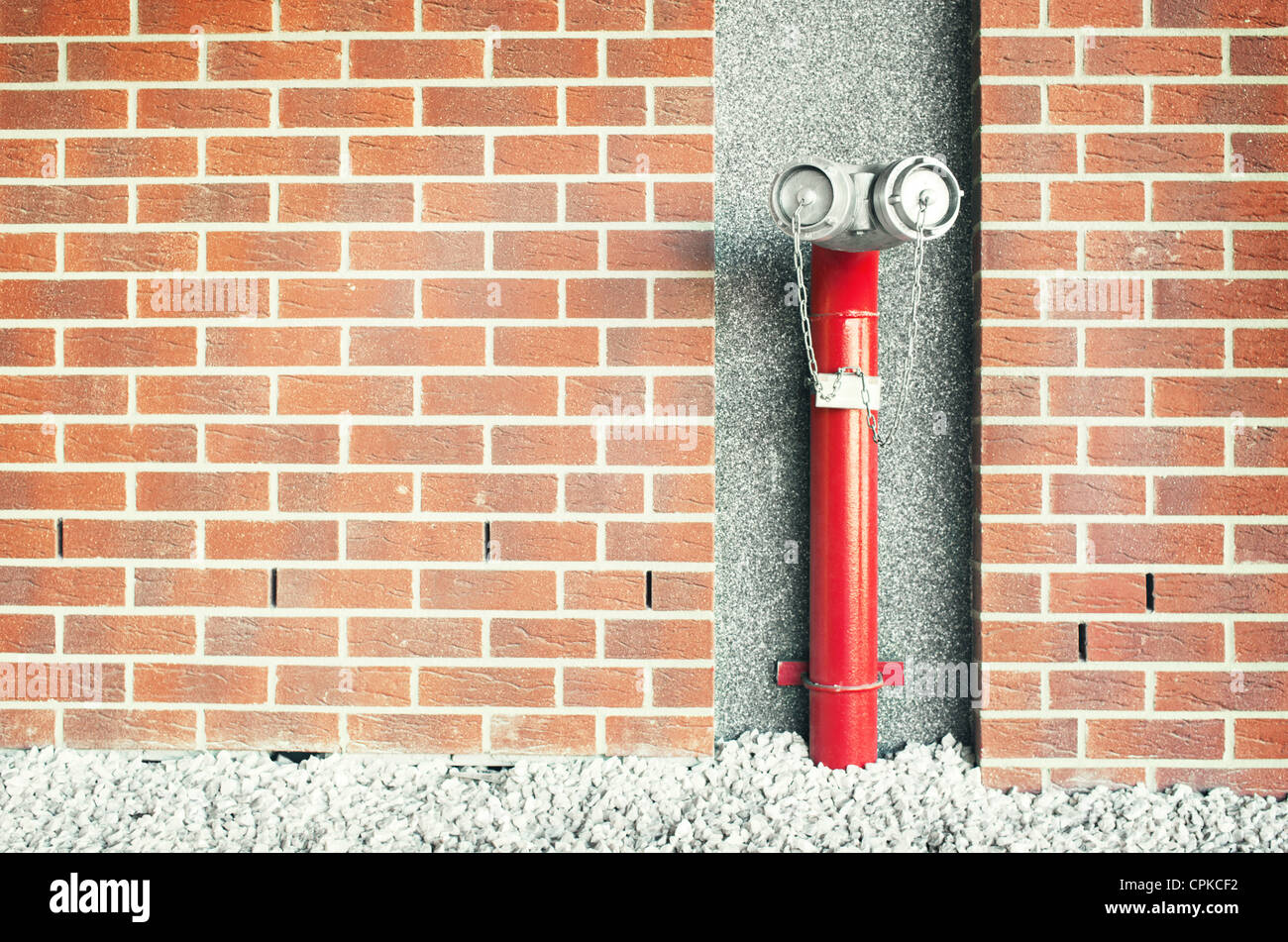 Red Fire Hydrant in der Wand. Stockfoto