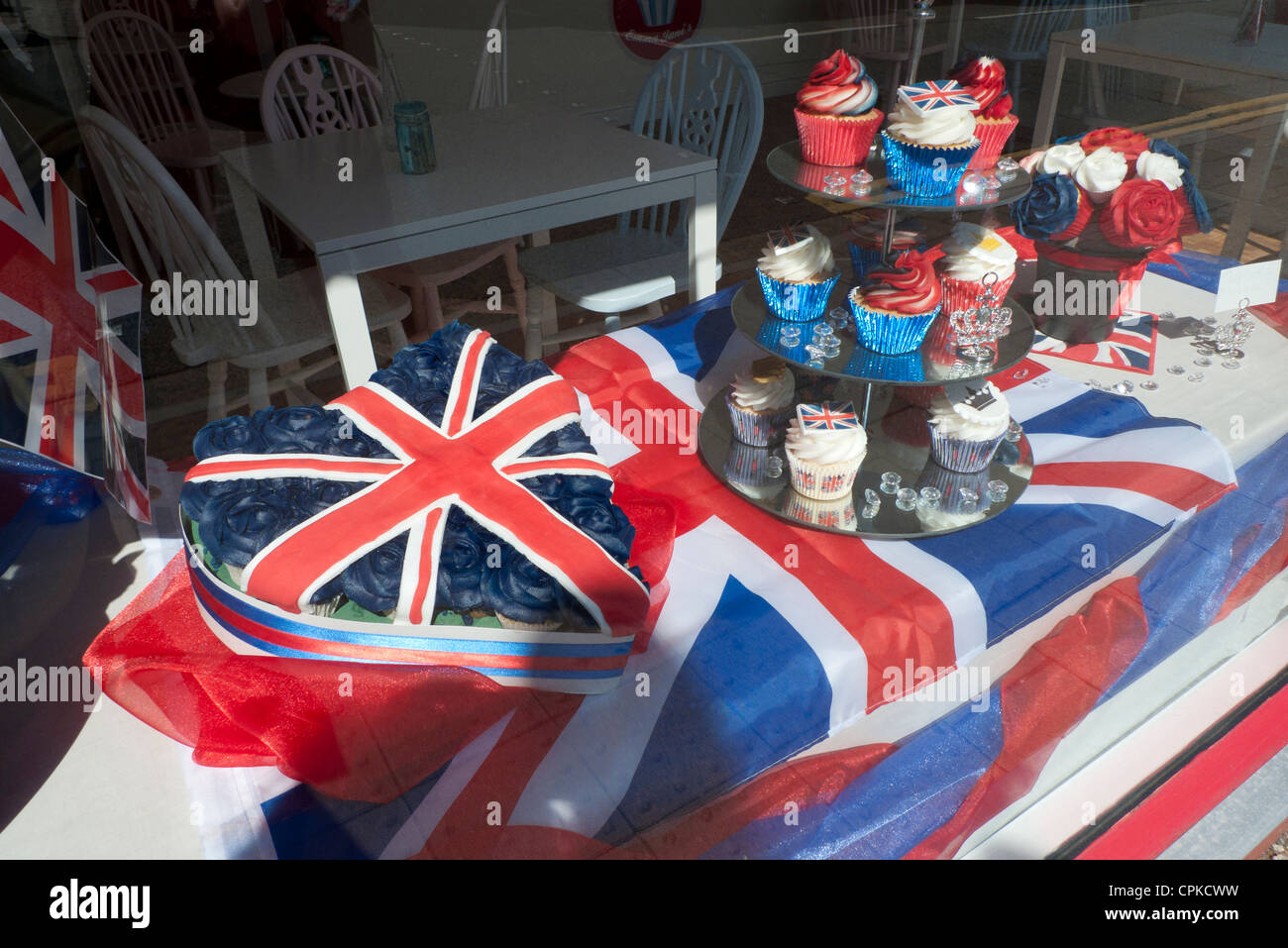 Union Jack Herz Kuchen und Cupcakes in einem Schaufenster zum Gedenken an der Königin Diamond Jubilee 2012 Cardiff Wales UK Stockfoto