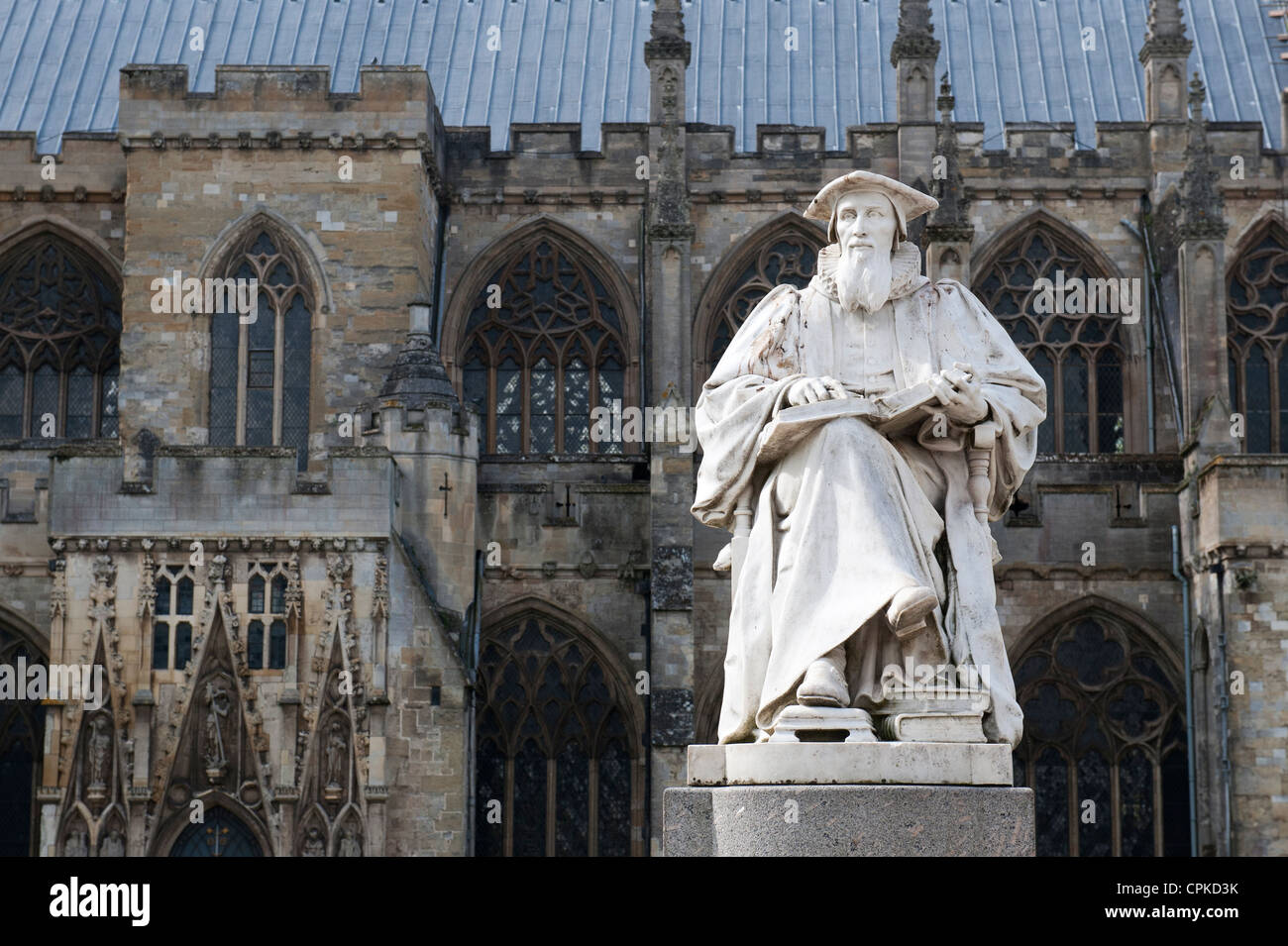 Richard Hooker Statue außerhalb der Kirche des Heiligen Petrus, Turm der Kathedrale von Exeter. Devon. England Stockfoto