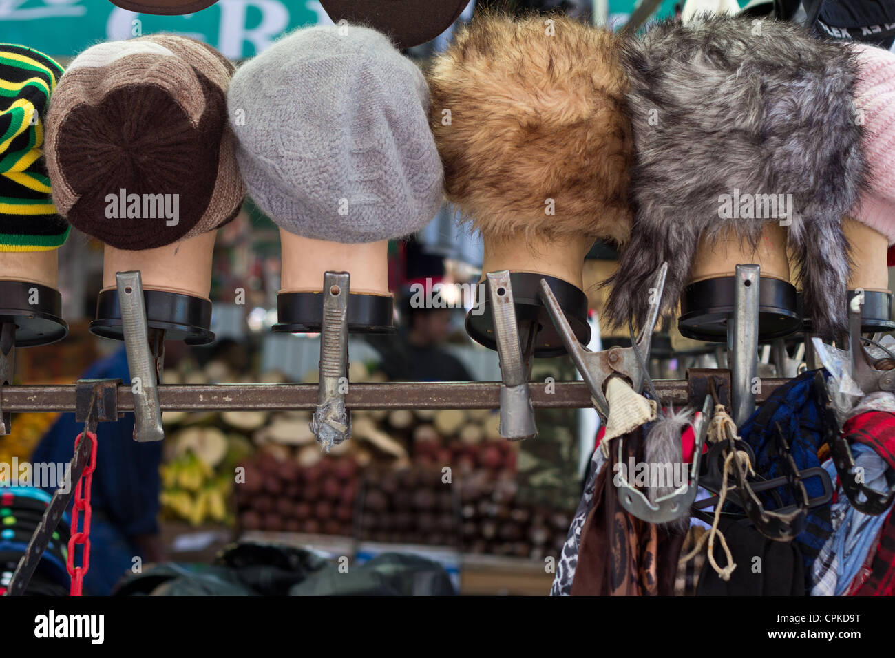 Hüte in Straßenmarkt Brixton Stockfoto