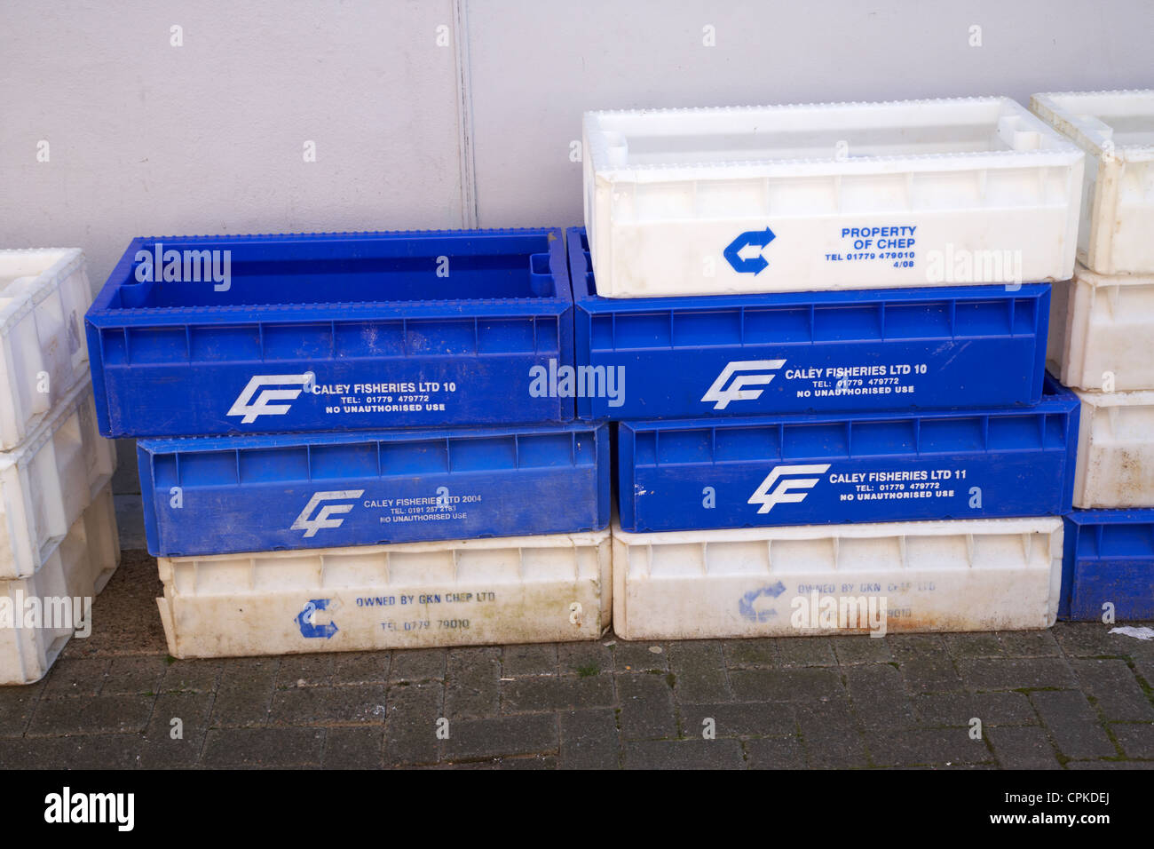 leere kommerziellen Fisch Kisten in Oban, Schottland Stockfoto