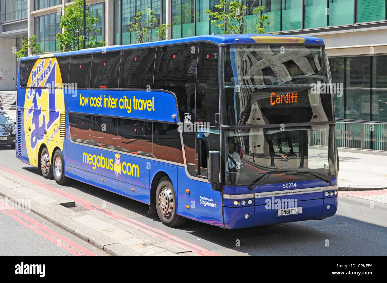 Megabus niedrige Kosten inter City Trainer verlassen London für Cardiff Stockfoto