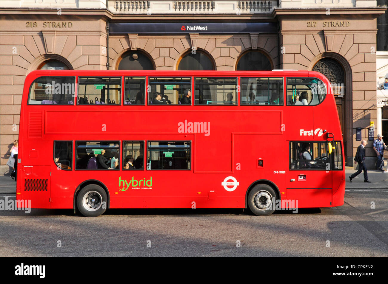 Hybrid-London-Bus außerhalb Nat West Bank-Filiale in The Strand Stockfoto