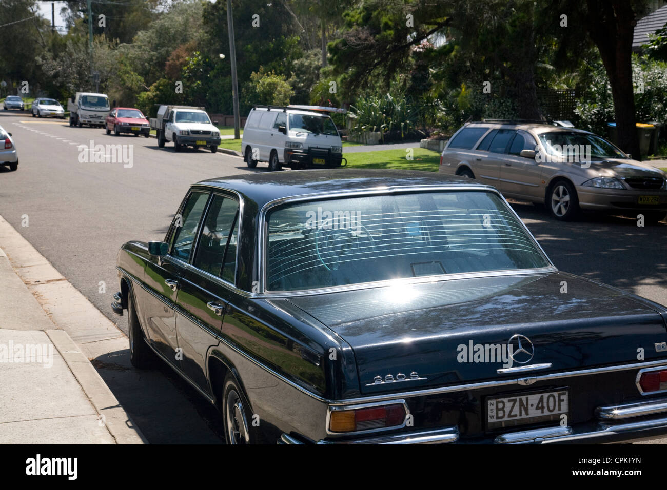 klassische Mercedes Benz 280 s Limousine in schwarz, in einem Sydney-Straße geparkt Stockfoto