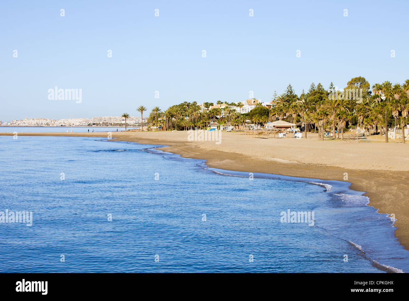 Costa Del Sol Strand am Mittelmeer in Marbella, Südspanien, Andalusien. Stockfoto