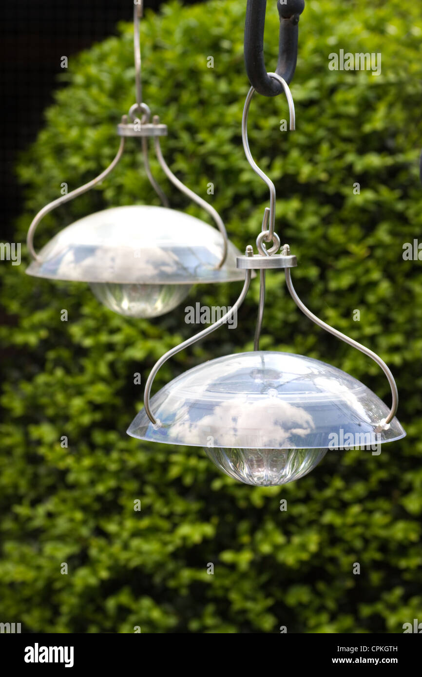 Dekorative solar Hängelampen mit Reflexion der Wolken Himmel Garten in der Nacht zu beleuchten Stockfoto