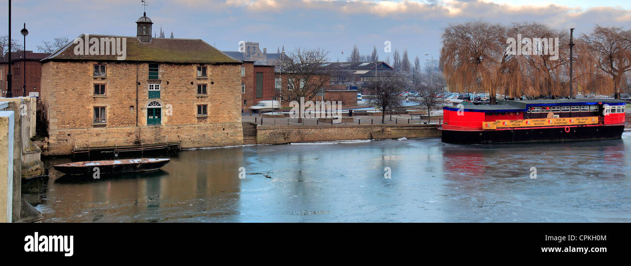 Winter-Szene über einen gefrorenen Fluss Nene das Zollhaus, Peterborough Stadt Damm, Cambridgeshire, England, UK Stockfoto