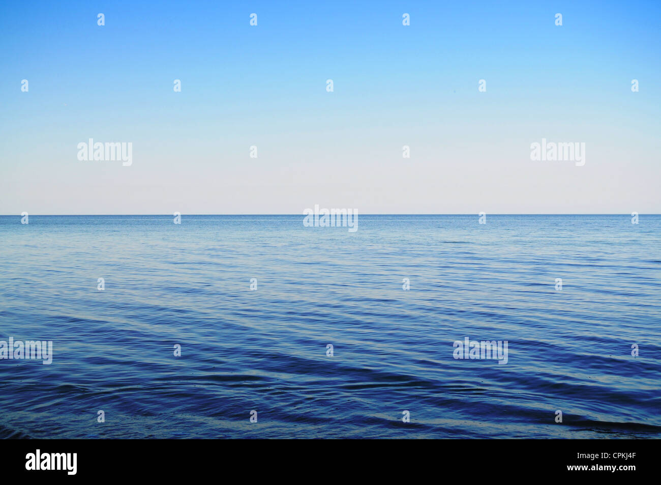 Ruhiges Meer erweitern den Horizont und Clowdless Himmel Stockfoto