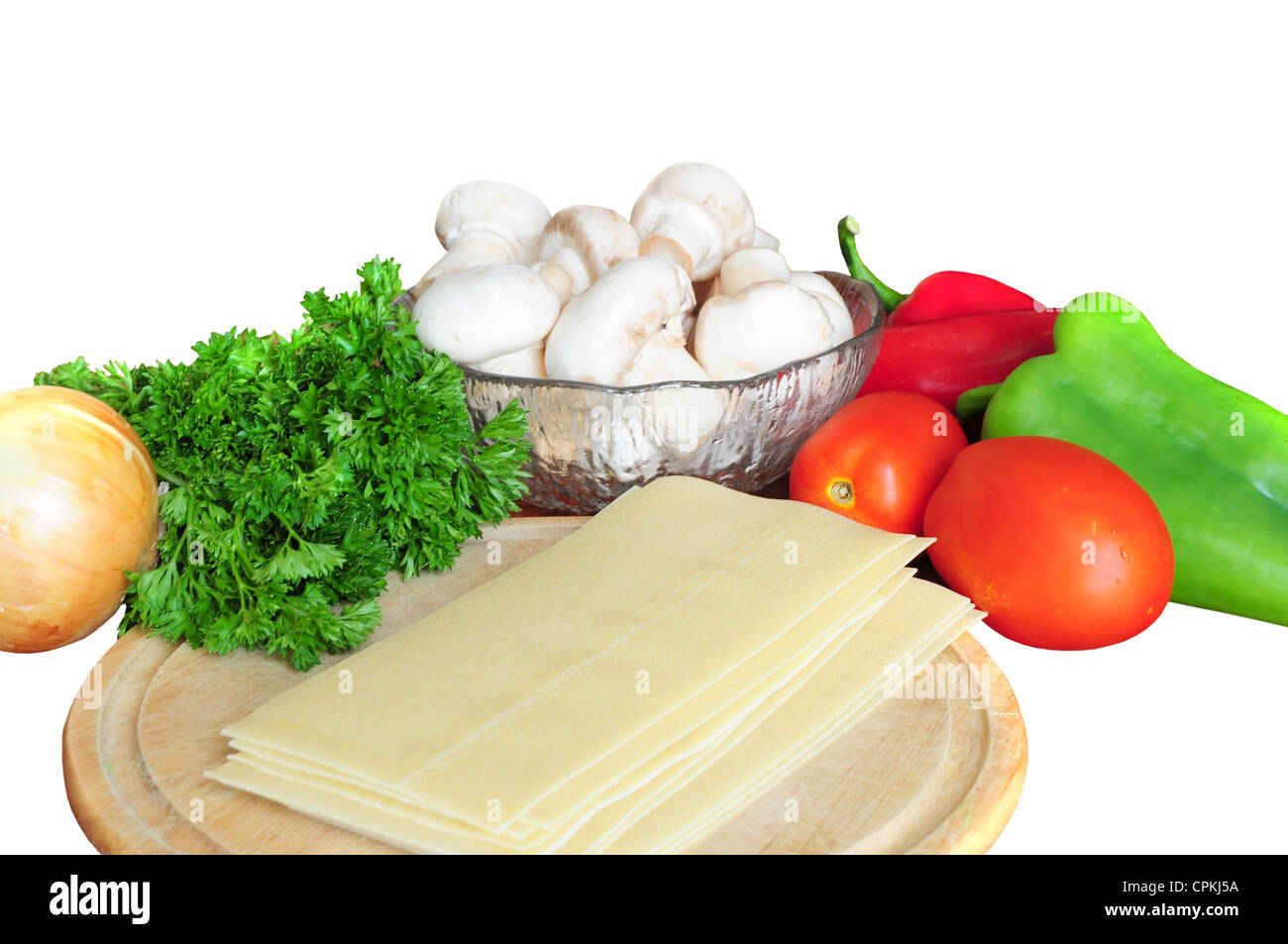 Zutaten für Lasagne - Tomaten, Pfeffer, Petersilie, Pilze, Zwiebeln, Nudeln auf weißem Hintergrund Stockfoto