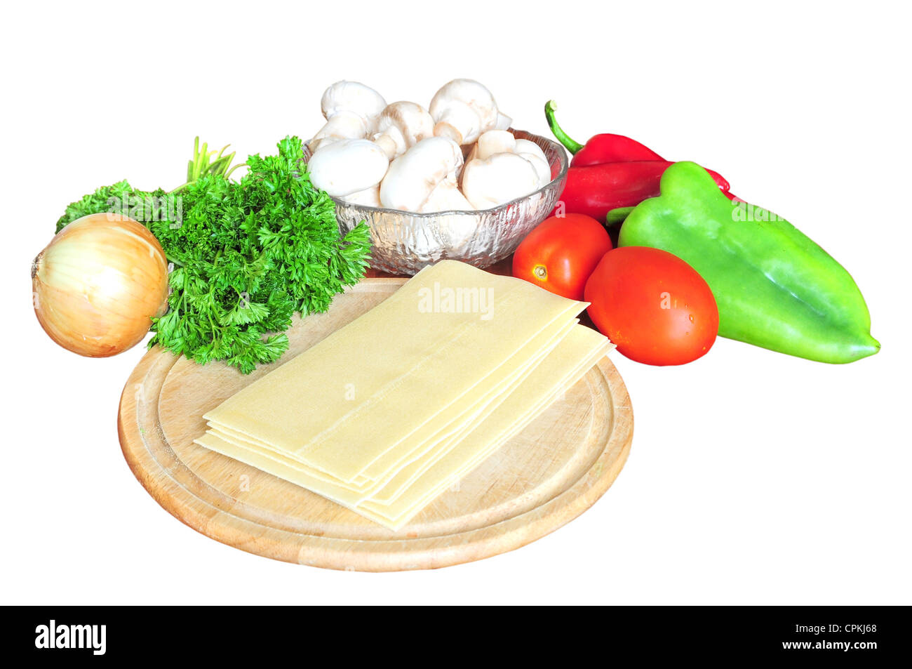 Zutaten für Lasagne - Tomaten, Paprika, Zwiebel, Petersilie, Pilze, Pasta, isoliert auf weiss Stockfoto