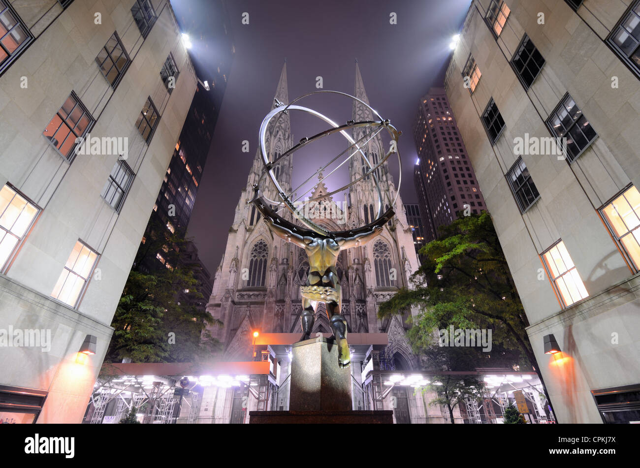 St. Patricks Kathedrale steht hinter der Atlas-Skulptur am Rockefeller Center in New York City. Stockfoto