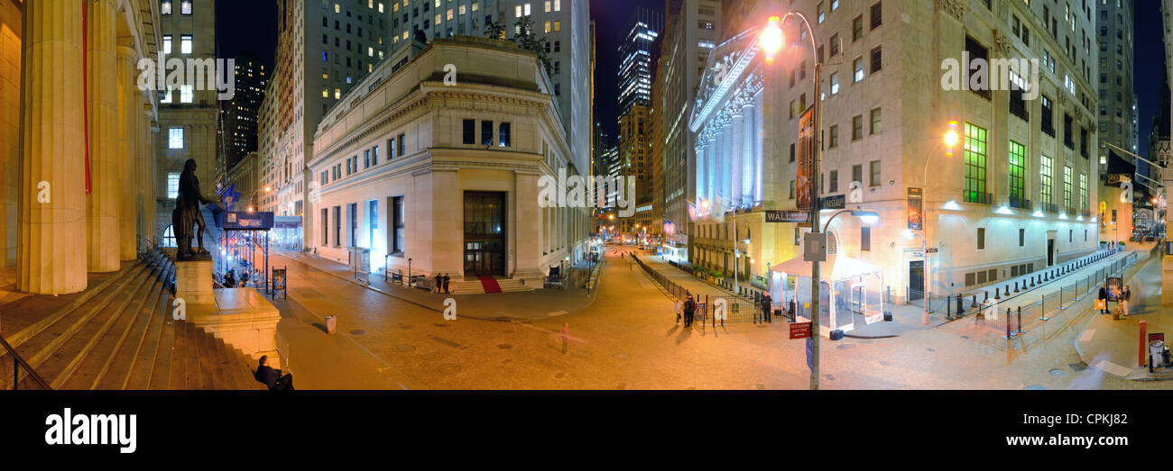 Wall Street in New York City bei Nacht. Stockfoto