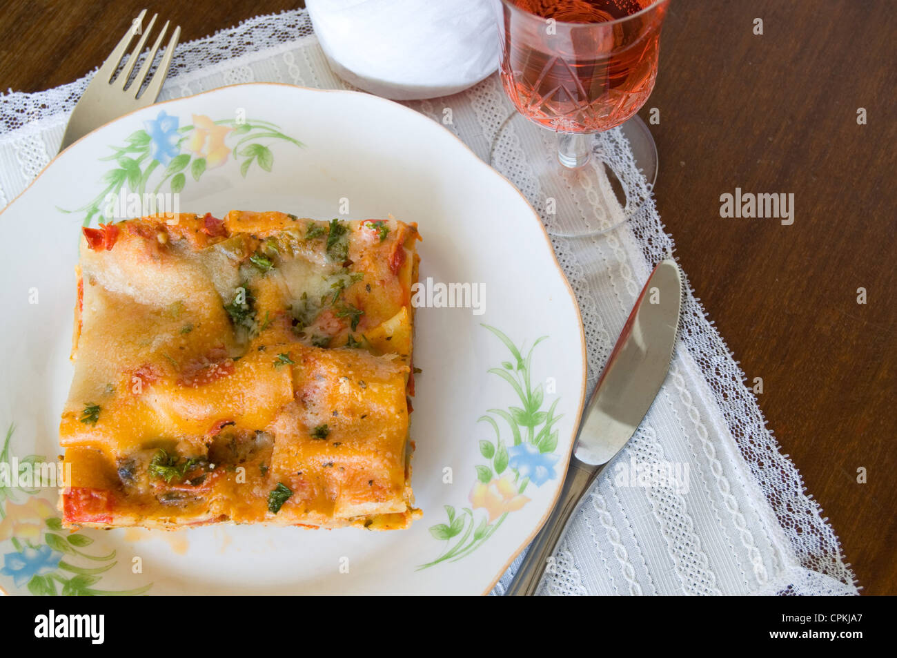 Nahaufnahme von Lasagne Slice auf einem Teller Stockfoto