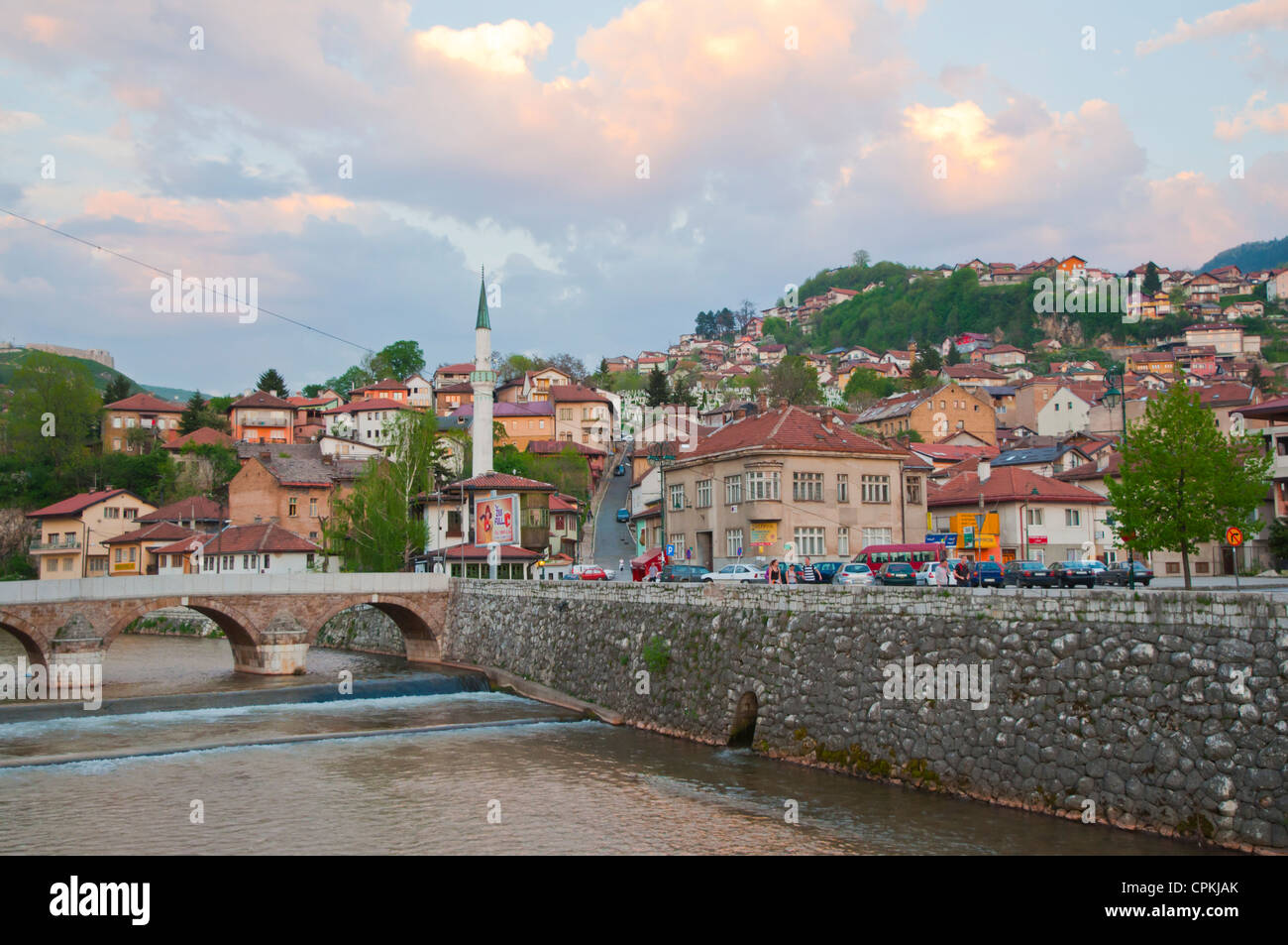 Miljacka am Flussufer Blick in Richtung Skenderija Bezirk Sarajevo Stadt Bosnien und Herzegowina-Europa Stockfoto