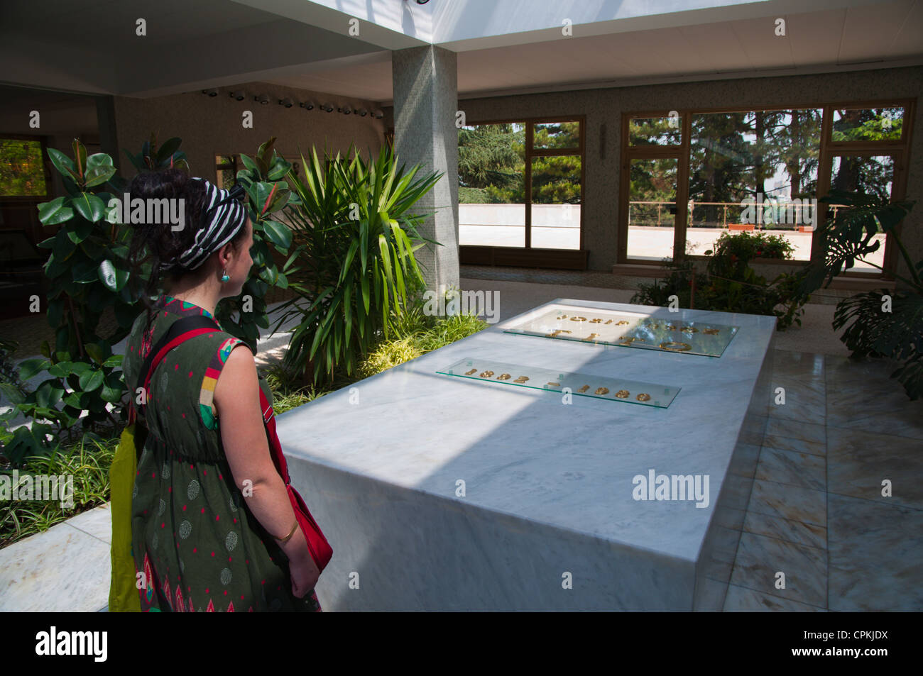 Im Haus von westlichen Touristen Blumen den Ort der Marschall Josep Titos Grab Belgrad-Serbien-Europa Stockfoto