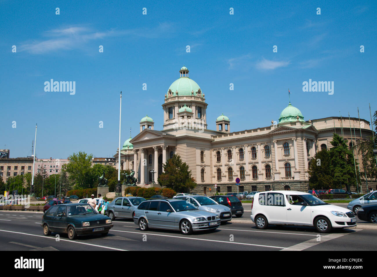 Autos auf Bulevar Kralja Aleksandra Straße vor der serbischen Nationalversammlung Parlamentsgebäude zentrale Belgrad Serbien Stockfoto