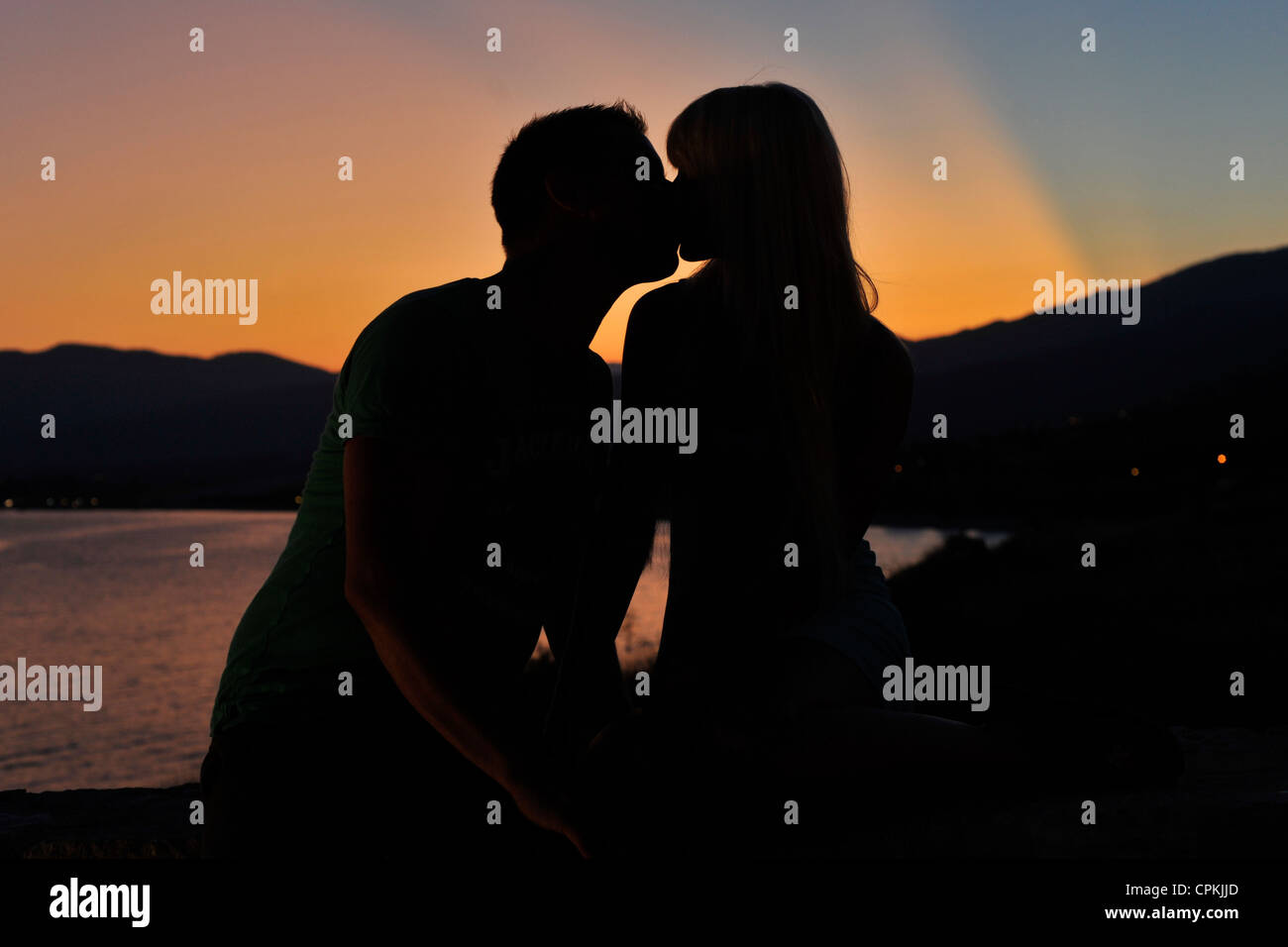 Junges Paar bei Sonnenuntergang am Meer. Stockfoto