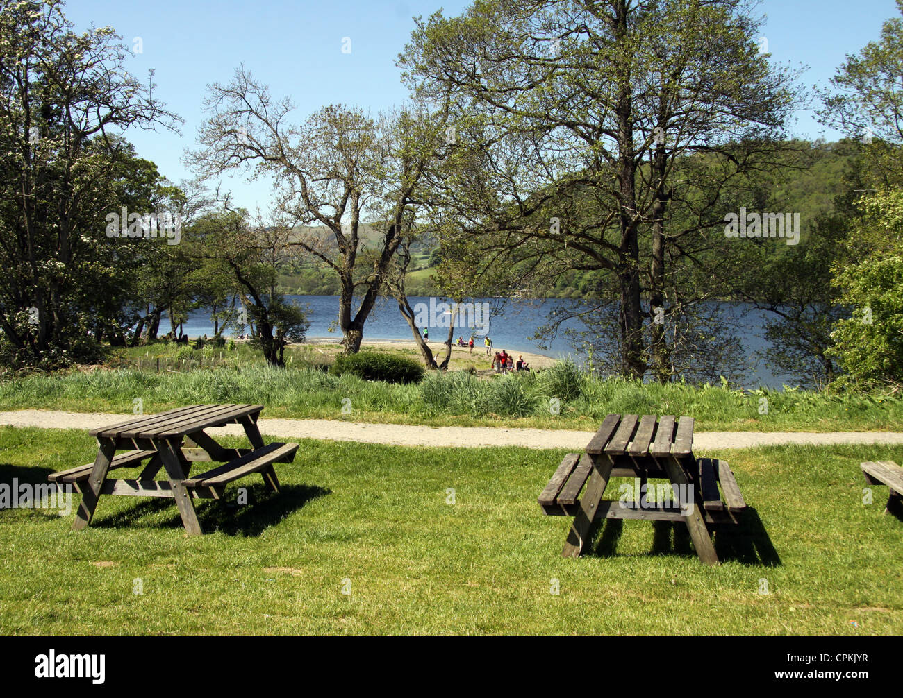 Picknick-Tische in der Nähe von einem See Stockfoto