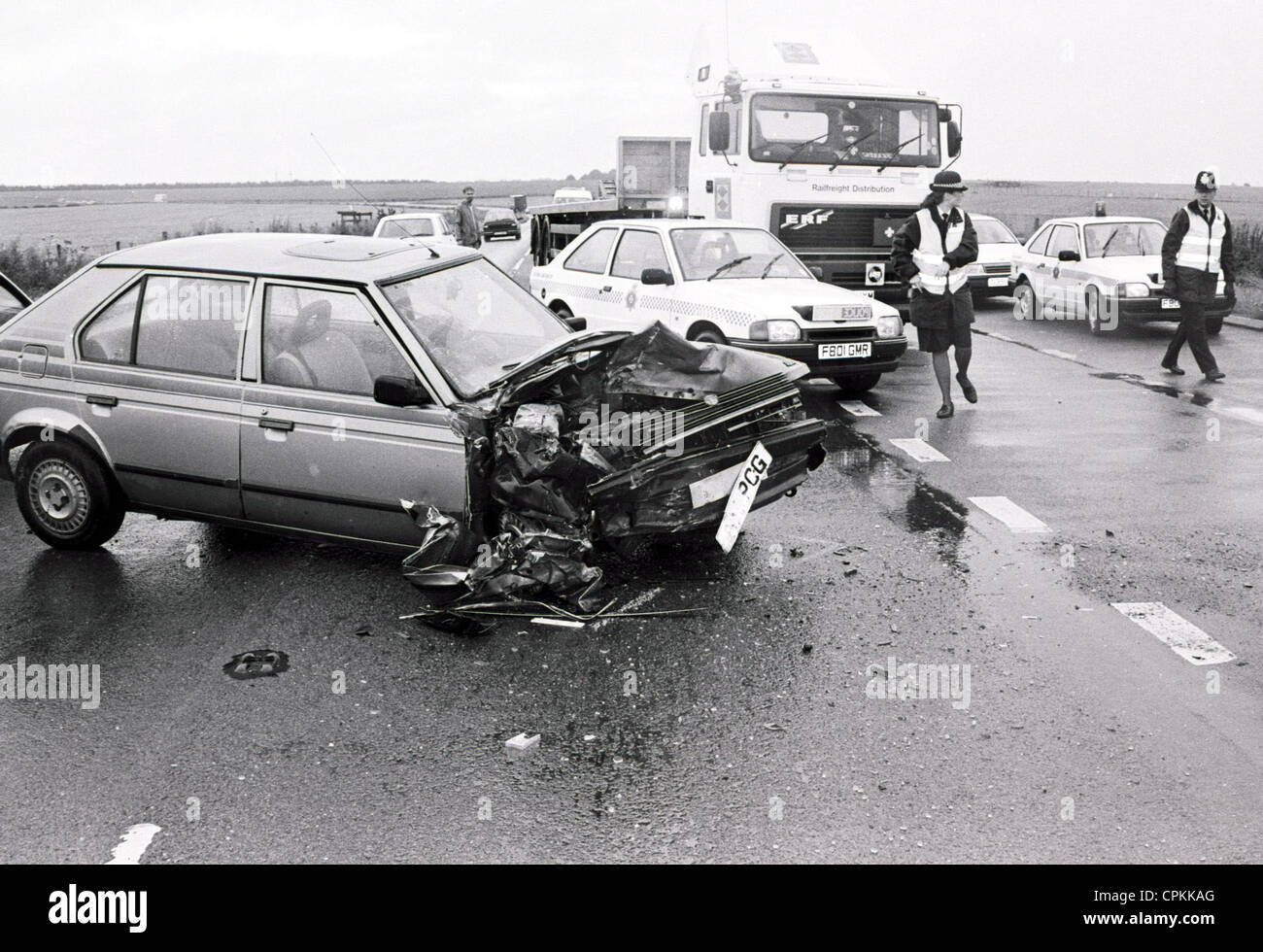 Polizei zu einem Verkehrsunfall mit einem Nissan am Salisbury Plain Wiltshire 1990 besuchen Stockfoto