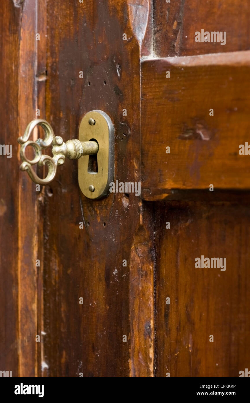 Tastensperre einer alten Holztür Stockfoto