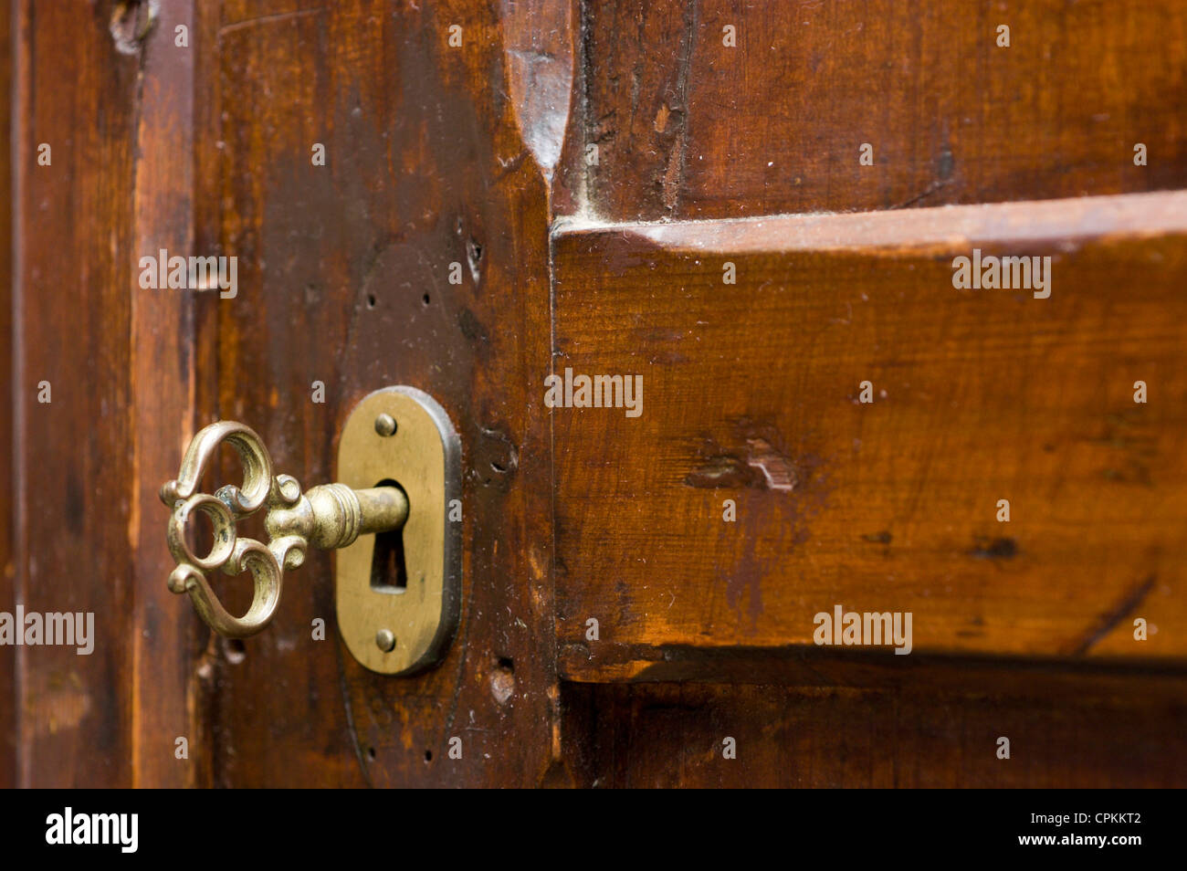 Key Lock einer alten Holztür Stockfoto