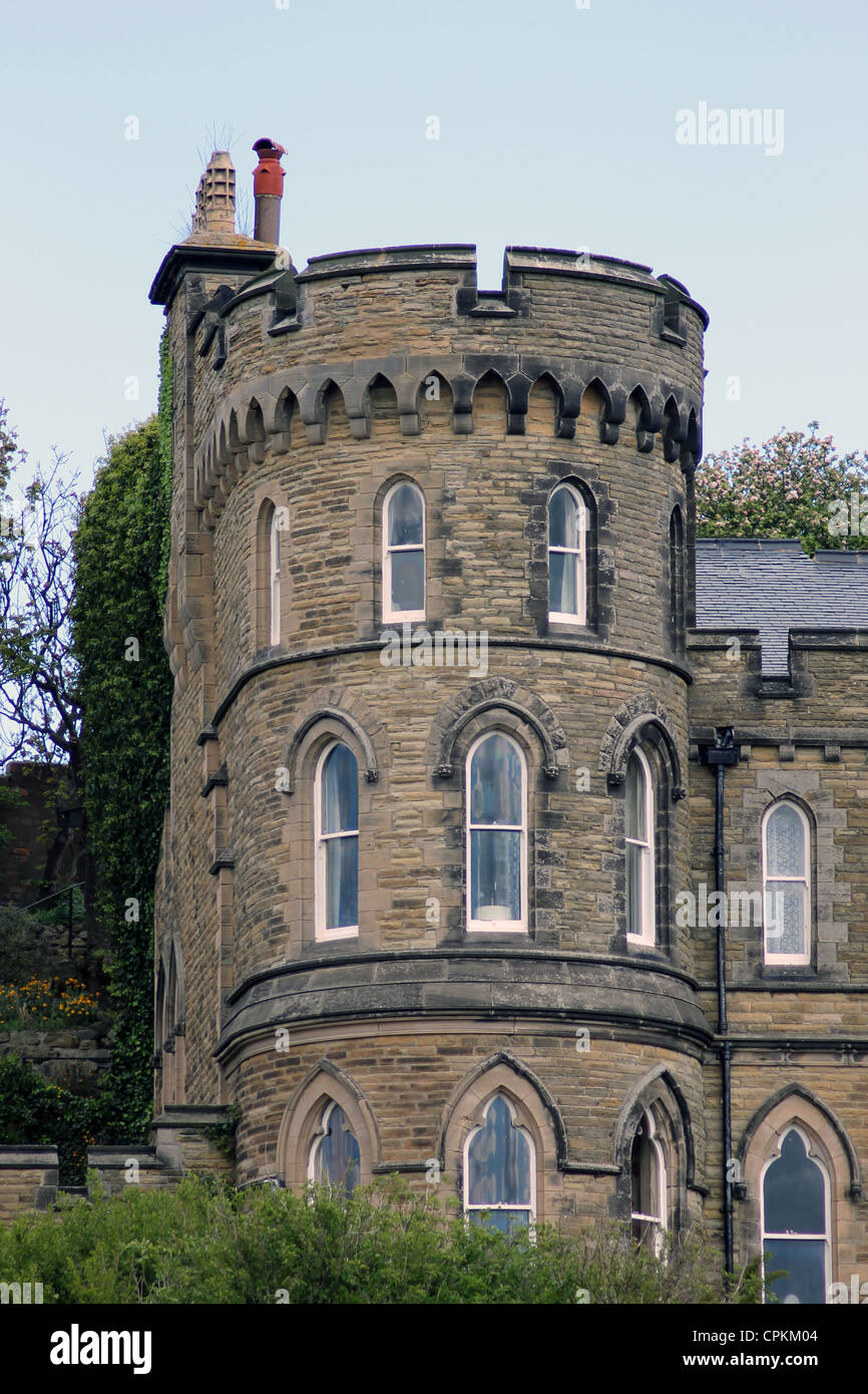 Exterieur des historischen Haus mit Turm, blaue Himmelshintergrund. Stockfoto