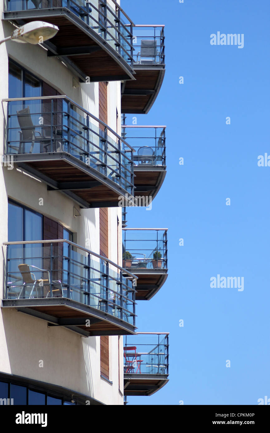 Ferienwohnungen im Hochhaus mit blauem Himmelshintergrund. Stockfoto