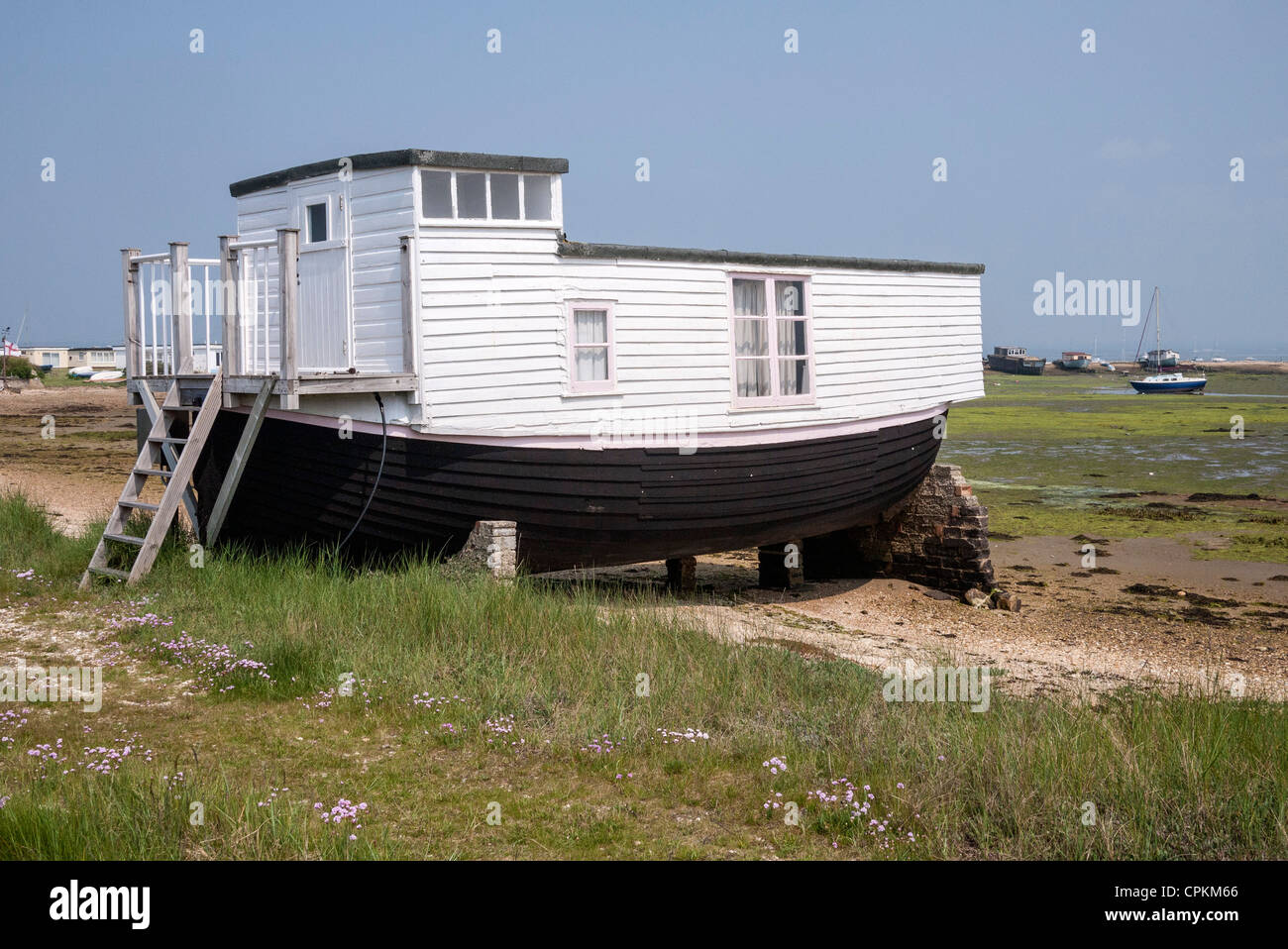 Bootshaus, Langstone Hafen Ufer, West Sussex, England, Großbritannien Stockfoto