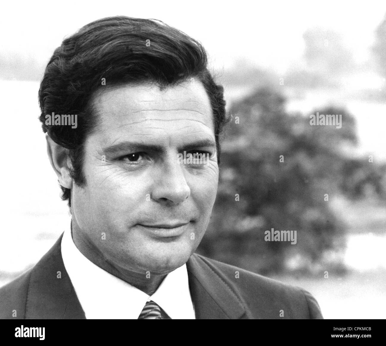 Schwarz / weiss Portrait des Schauspielers Marcello Mastrianni 1961 in Los Angeles getroffen. Er lächelt in die Kamera. Stockfoto