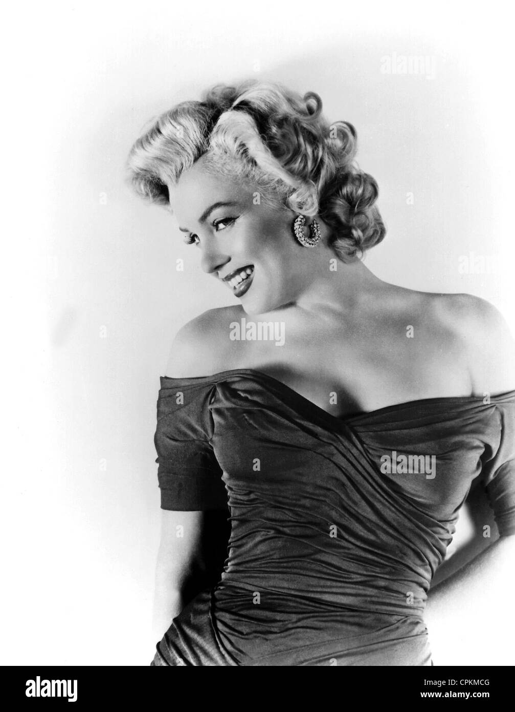 Farbe im Portrait der Filmstar Marilyn Monroe, abgebildet im Jahr 1957. Sie lächelt in die Kamera in diesem halben Körper Porträt. Stockfoto
