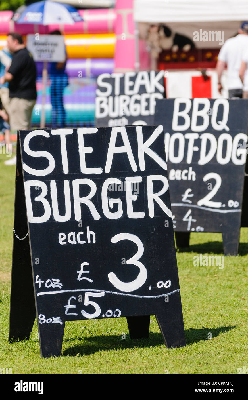 Chalk Board Werbung Steak Burger für £3.00 Stockfoto