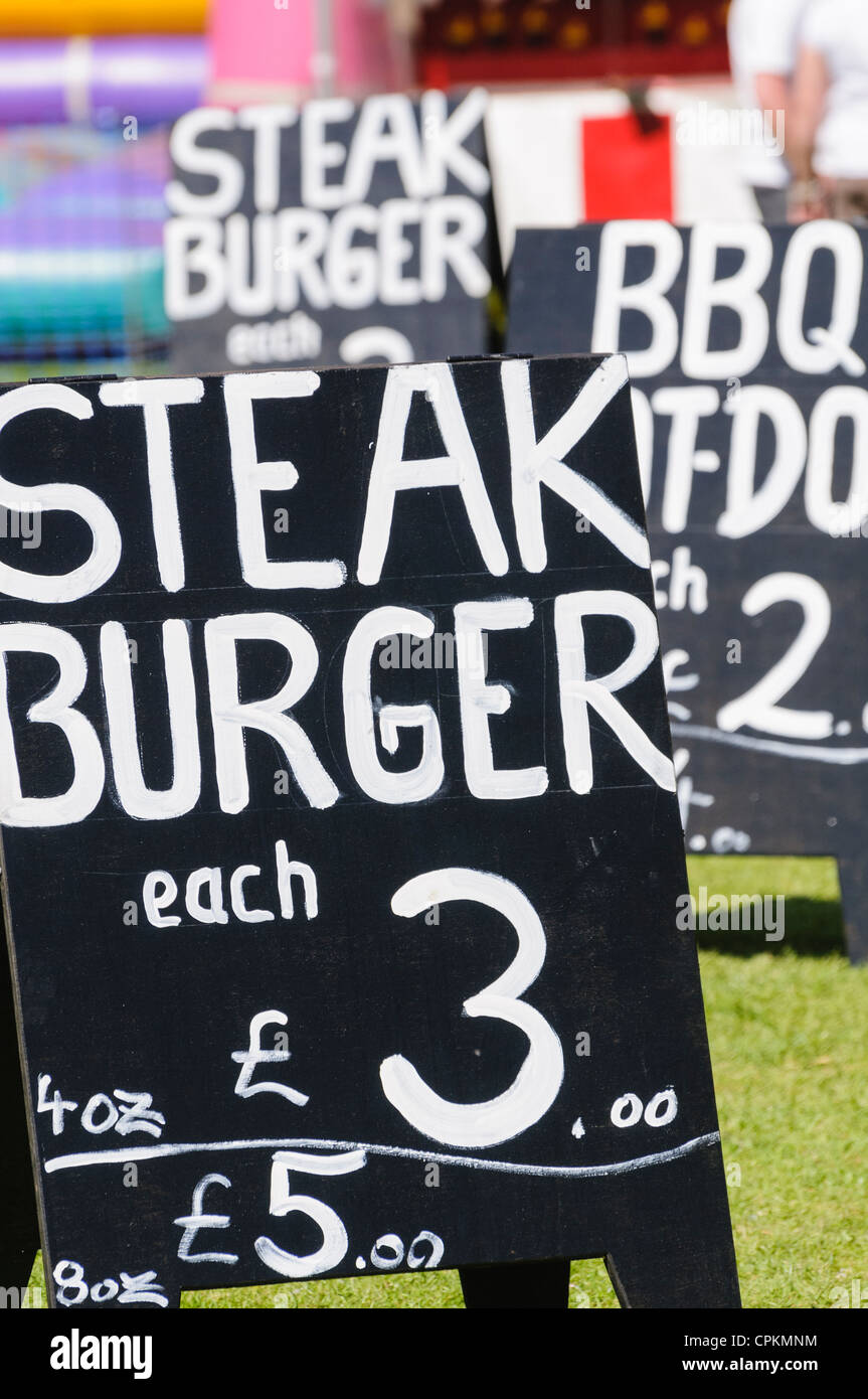 Chalk Board Werbung Steak Burger für £3.00 Stockfoto