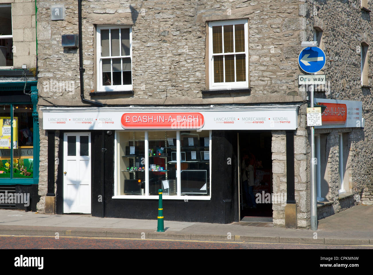 Bargeld in einem Strich-Geschäft auf Highgate, Kendal, Cumbria, England UK Stockfoto