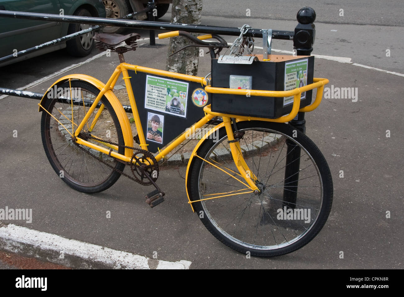 Altes Fahrrad mit Werbung für Mole catcher Stockfoto