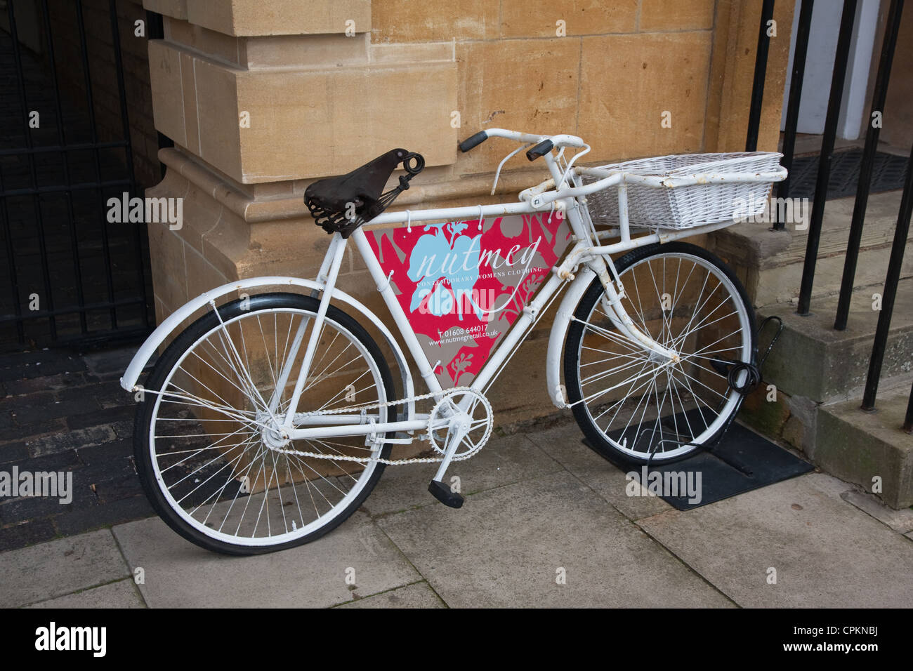 Altes Fahrrad Werbung Muskatnuss zeitgenössische Damenmode Shop, Chipping Norton Stockfoto